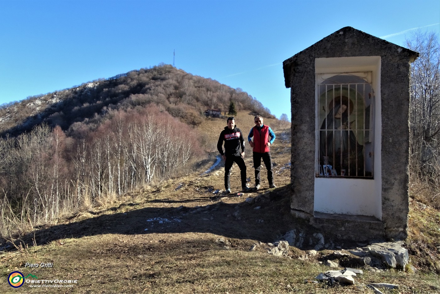 44 Alla Madonna del Cacciatore (1006 m) con vista in cima Canto Alto.JPG